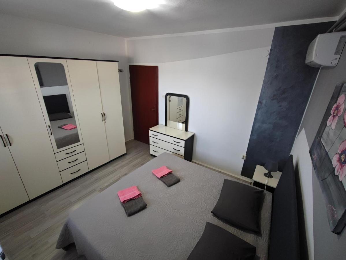 Apartment Ari Rovigno Esterno foto