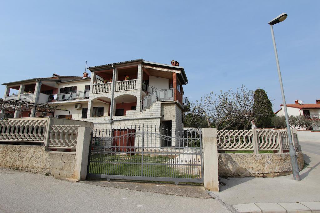 Apartment Ari Rovigno Esterno foto